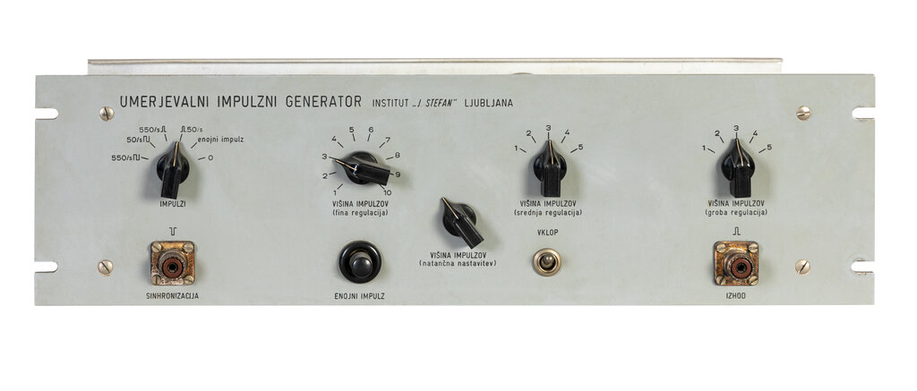 UMERJEVALNI IMPULZNI GENERATOR