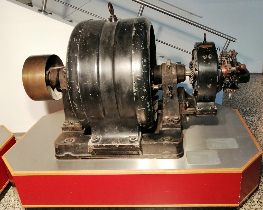 SINHRONSKI TRIFAZNI GENERATOR Z VZBUJALNIKOM
