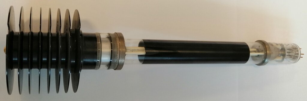 VAKUUMSKA CEV NA POTUJOČI VAL