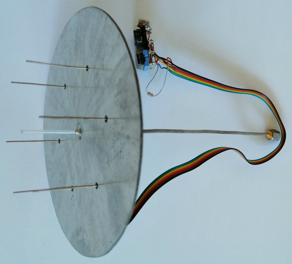 ANTENA Z ELEKTRONSKIM ODKLANJANJEM SNOPA