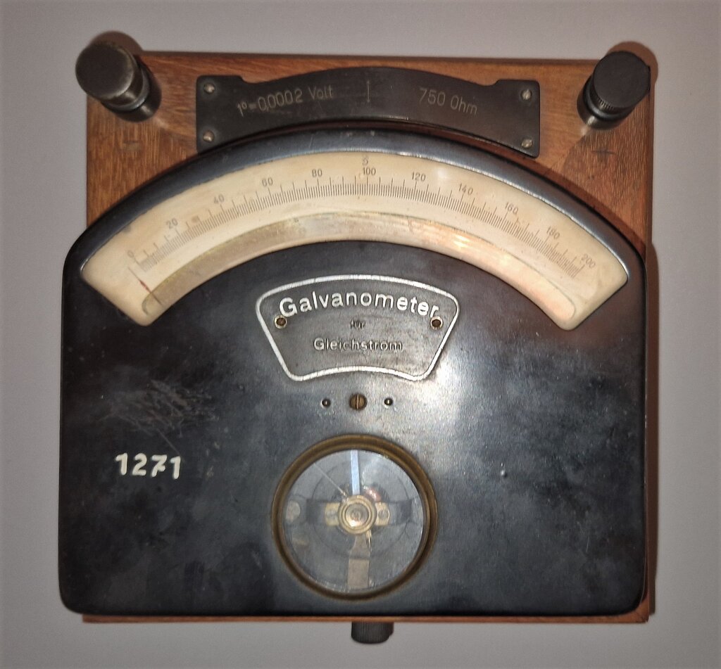 GALVANOMETER S KAZALCEM