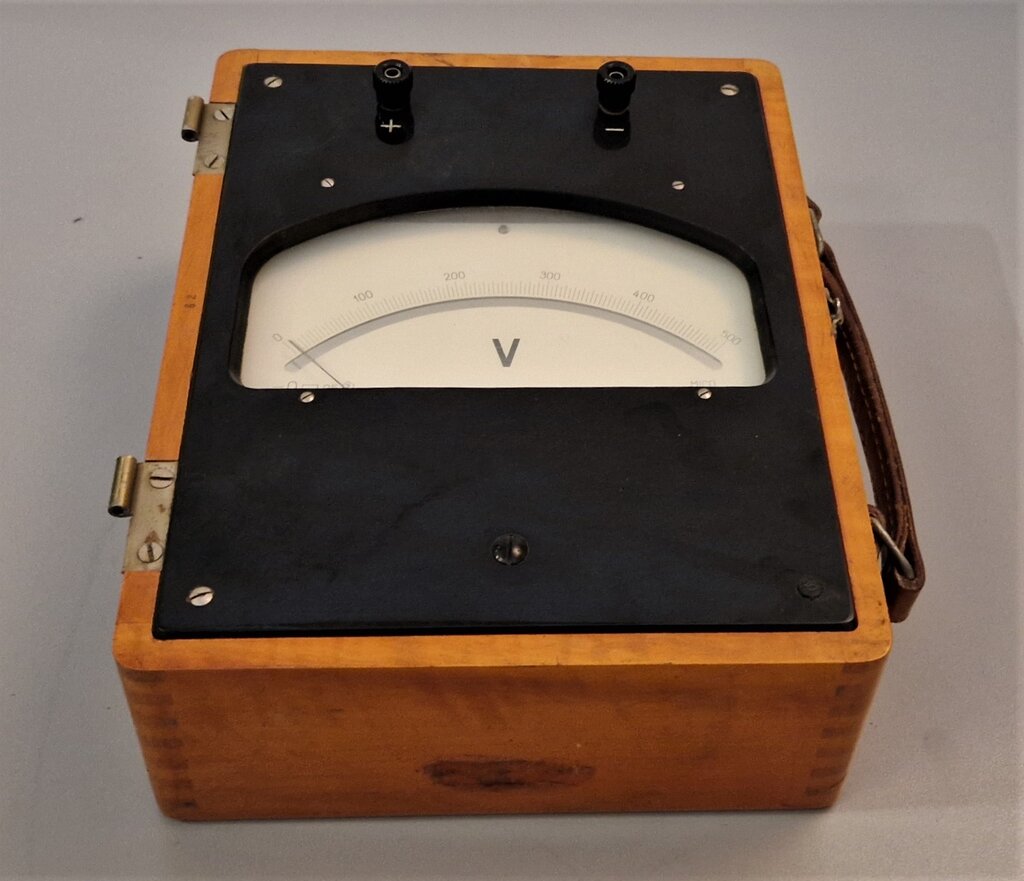 VOLTMETER S KAZALCEM