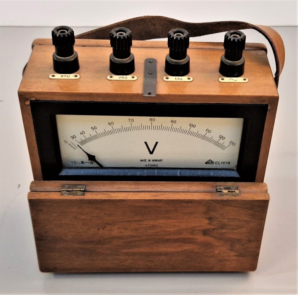 VOLTMETER S KAZALCEM