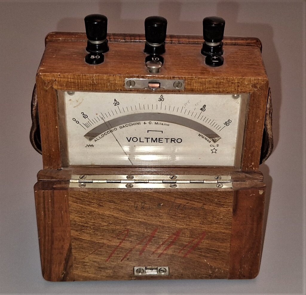 VOLTMETER S KAZALCEM