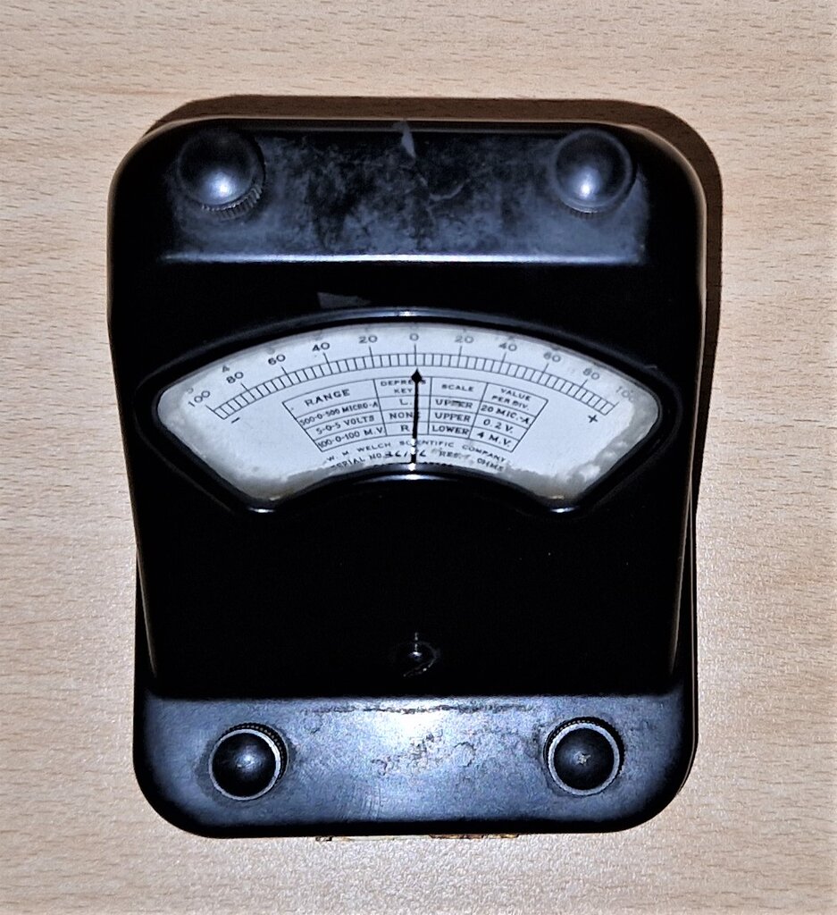 GALVANOMETER S KAZALCEM